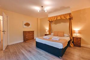 Dorrington的住宿－Finest Retreats - Netley Hall - Peach Tree，一间卧室配有一张床,上面有两条毛巾