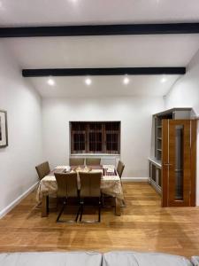 - une salle à manger avec une table et des chaises dans l'établissement The Forest Haven Cottage - Free Parking & Wi-Fi, à Whitefield