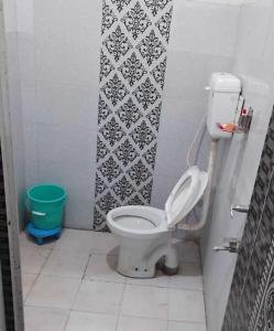 歐恰的住宿－SPOT ON Panchhi Guest House，一间带卫生间和绿色桶的浴室