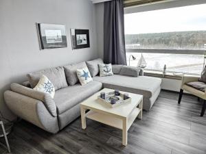 ein Wohnzimmer mit einem Sofa und einem Tisch in der Unterkunft Frische Brise 10.02 in Cuxhaven