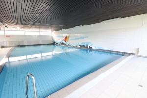 ein großer Pool in einem großen Gebäude in der Unterkunft Frische Brise 10.02 in Cuxhaven