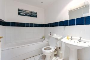 ein Badezimmer mit einem WC, einer Badewanne und einem Waschbecken in der Unterkunft Finest Retreats - Netley Hall - Lavender in Dorrington