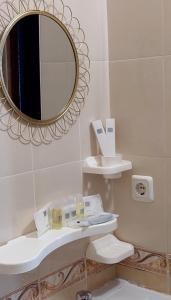 W łazience znajduje się lustro i umywalka. w obiekcie Коттеджный городок Чапаевка, Голосеевкий район w Kijowie