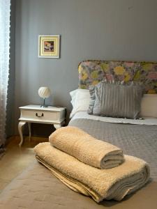 a bedroom with a bed with a white nightstand and a bed sidx sidx sidx at Apartamento La Iglesia in Almodóvar del Río