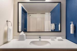 A bathroom at Spark by Hilton Orlando Universal Blvd