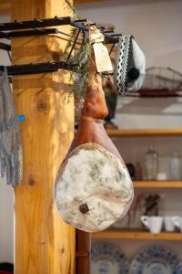 garnek wiszący na drewnianej ścianie z ceramiką w obiekcie Penzion Pršutérie® w Litomierzycych