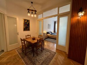 a dining room with a table and chairs and a living room at Apartamento Ecléctico Budapest in Budapest