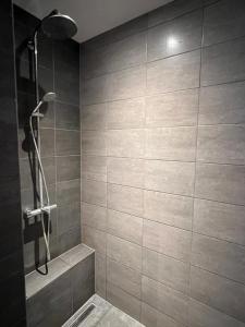 uma casa de banho com um chuveiro e uma parede de azulejos em Waterside Voorthuizen em Voorthuizen