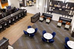 Uma área de estar em Hilton Boston Park Plaza
