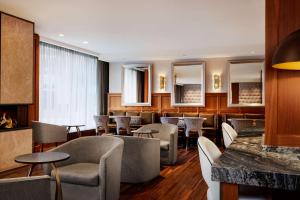 Uma área de estar em Hilton Boston Park Plaza