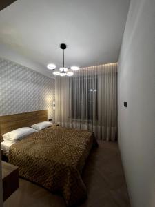 1 dormitorio con cama y ventana grande en Modern Family Comfort: Yerevan/Wi-Fi, Balcony, AC, en Ereván