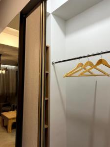 una puerta corredera de cristal que conduce a una habitación en Modern Family Comfort: Yerevan/Wi-Fi, Balcony, AC, en Ereván