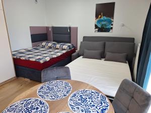 Postel nebo postele na pokoji v ubytování Krynica Centrum Parking-Storczyk 28m