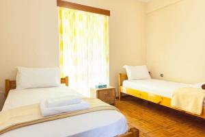 una camera con due letti e una finestra di Cute one bedroom apartment in Pireas a Pireo