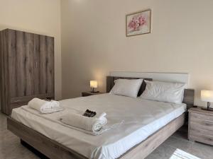 1 dormitorio con 1 cama grande y 2 toallas. en Sea view relaxing home, en Mesimvría
