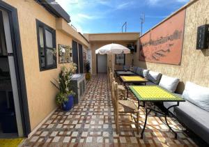 Rõdu või terrass majutusasutuses Sun Hostel