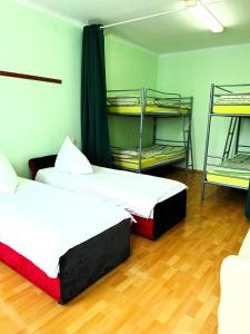 Łóżko lub łóżka w pokoju w obiekcie Hostel Omega