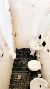 a small bathroom with a toilet and a sink at Appartamenti Viticcio Aurora e Fiorita - Goelba in Portoferraio