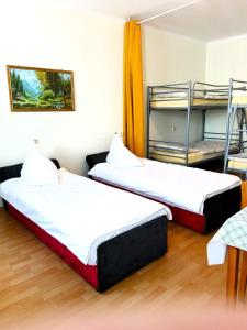 Łóżko lub łóżka w pokoju w obiekcie Hostel Omega