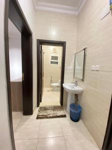 نايتس للوحدات المفروشة في تبوك: حمام مع حوض ومرحاض
