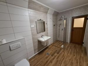 Koupelna v ubytování Sándor Panzió