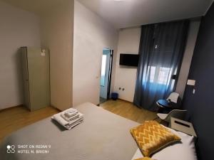 Habitación pequeña con cama y TV. en Hotel Brioni, en Trieste
