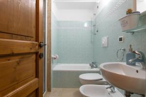a bathroom with a sink and a toilet and a tub at Casa Sea La Vie in Ostuni