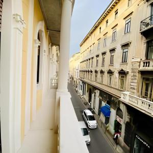 vista su una strada della città da un edificio di Hotel Brioni a Trieste