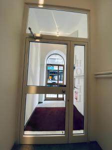 une porte en verre avec une fenêtre dans la chambre dans l'établissement Hotel Brioni, à Trieste