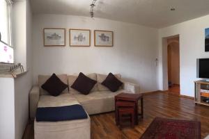 sala de estar con sofá y TV en Large 8 Bed Apartment. Perfect Location., en Stuhlfelden