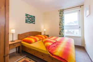 青斯特的住宿－Ostseeresidenz - Whg 14，卧室配有带枕头的床铺和窗户。