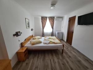 Postel nebo postele na pokoji v ubytování Sándor Panzió