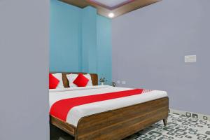 Super OYO Flagship Rajaram Singh Blessing Garden And Hotel tesisinde bir odada yatak veya yataklar