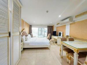 Schlafzimmer mit einem Bett, einem Schreibtisch und einem Tisch in der Unterkunft Sai Gon Hotel Bui Vien Walking Street in Ho-Chi-Minh-Stadt