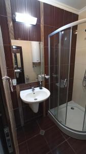 uma casa de banho com um lavatório e um chuveiro em Apartment_Villa Astoria 3 em Elenite