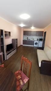 uma sala de estar com um sofá e uma mesa em Apartment_Villa Astoria 3 em Elenite