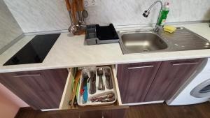 um balcão de cozinha com um lavatório e utensílios de cozinha em Apartment_Villa Astoria 3 em Elenite