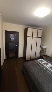 um quarto com uma cama e alguns armários em Apartment_Villa Astoria 3 em Elenite