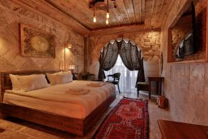 sypialnia z dużym łóżkiem w pokoju w obiekcie Chiaro Boutique Hotel w mieście Uçhisar