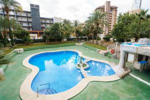 einen Blick über einen Pool in einer Stadt in der Unterkunft Apartamentos El Faro By Mc in Benidorm