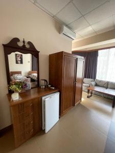 Habitación con cocina con encimera y espejo. en DownTown B&B en Vanadzor