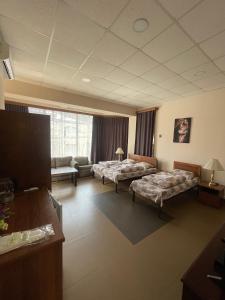 ein Hotelzimmer mit 2 Betten und einem Sofa in der Unterkunft DownTown B&B in Wanadsor
