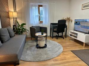 Zona d'estar a JIRVISTA-Homes, frisch renoviert, voll ausgestattete Wohnung im EG, kontaktloser Zutritt