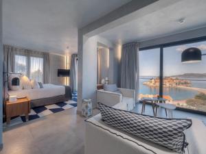 um quarto de hotel com uma cama e uma grande janela em Villa Geba Boutique Hotel na Ilha Sveti Stefan