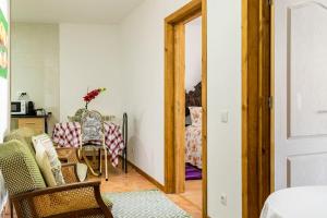 una habitación con una silla y una mesa en una habitación en 9Arches, en Vila Nova de Poiares