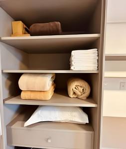 um armário cheio de toalhas e toalhas dobradas em Lindo Apto 2 quartos no Solar Tambaú em João Pessoa
