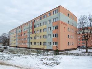 ein großes Gebäude auf einem schneebedeckten Feld in der Unterkunft Mieszkanie Gdańskie - ACCO RENT in Danzig