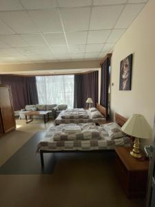 Habitación de hotel con 2 camas y sofá en DownTown B&B en Vanadzor