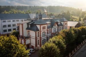 库多瓦-兹德鲁伊Jagusia的一座带塔楼的大型砖砌建筑