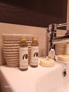 ザルネシュティにあるApart Ali with parkingの- 洗面台の上に座る石鹸2本